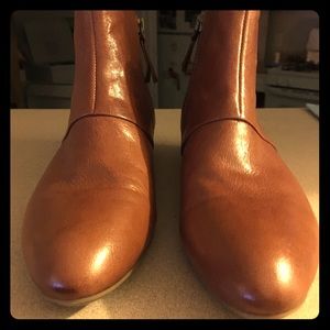 9 West NWOT brown booties